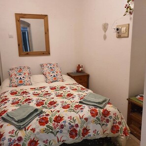 1 dormitori, escriptori, planxa i posts de planxar i wifi 