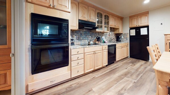 Condo, 1 Bedroom | Private kitchen