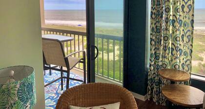 Seaview Oasis: Beachfront + Resort Access