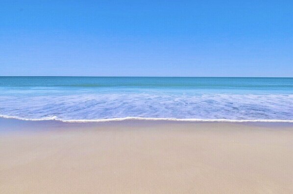 على الشاطئ، كراسي للتشمس، مناشف للشاطئ