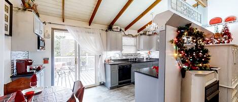 Réfrigérateur, four à micro-ondes, un four, surface de cuisson