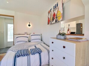 1 habitación, insonorización y tabla de planchar con plancha 