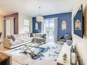 TV - Family Luxury Stay/ Private Pool & Themed Rooms (Four Corners)