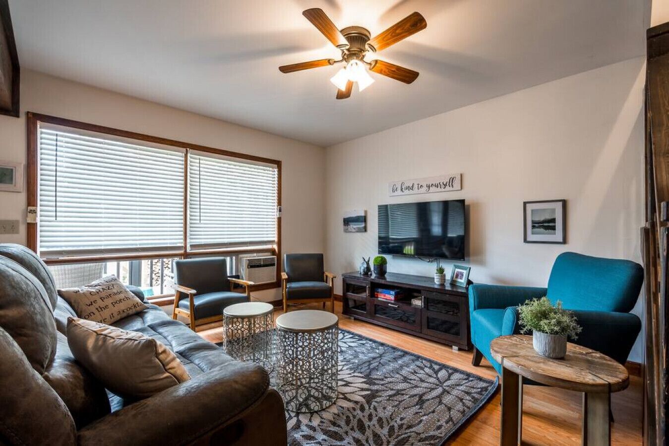 Arrowhead*Sauna*BBQ*Fire pit* Hot Tub*Trails