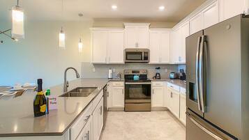 Geladeira, micro-ondas, fogão, cooktop