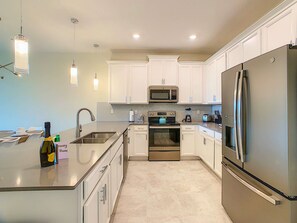 冷蔵庫、電子レンジ、オーブン、コンロ