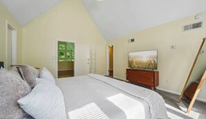 3 bedrooms, iron/ironing board, free WiFi, bed sheets - ♥ Lake Tuscaloosa Retreat - Family Friendly - High Speed WiFi  (Northport)