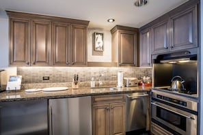 Geladeira, micro-ondas, cooktop, lava-louças