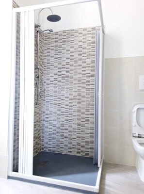 Douche, sèche-cheveux, bidet, savon