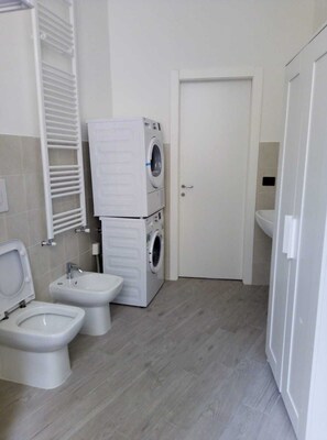 Dusche, Haartrockner, Bidet, Seife
