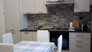 Refrigerador, parrilla de estufa, cafetera y tetera y tetera eléctrica