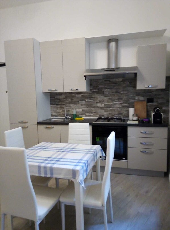 Réfrigérateur, plaque de cuisson, cafetière/bouilloire