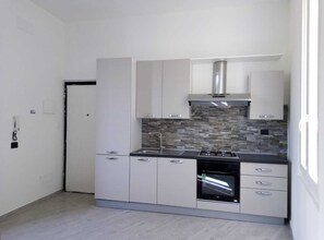 Réfrigérateur, plaque de cuisson, cafetière/bouilloire