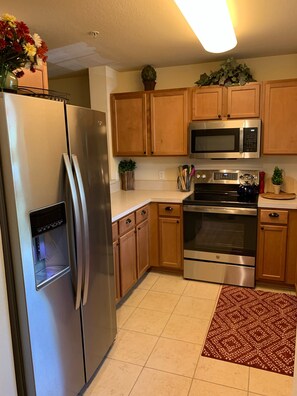 Frigorifero, microonde, forno, piano cottura