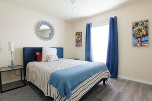 2 habitaciones, escritorio y tabla de planchar con plancha 