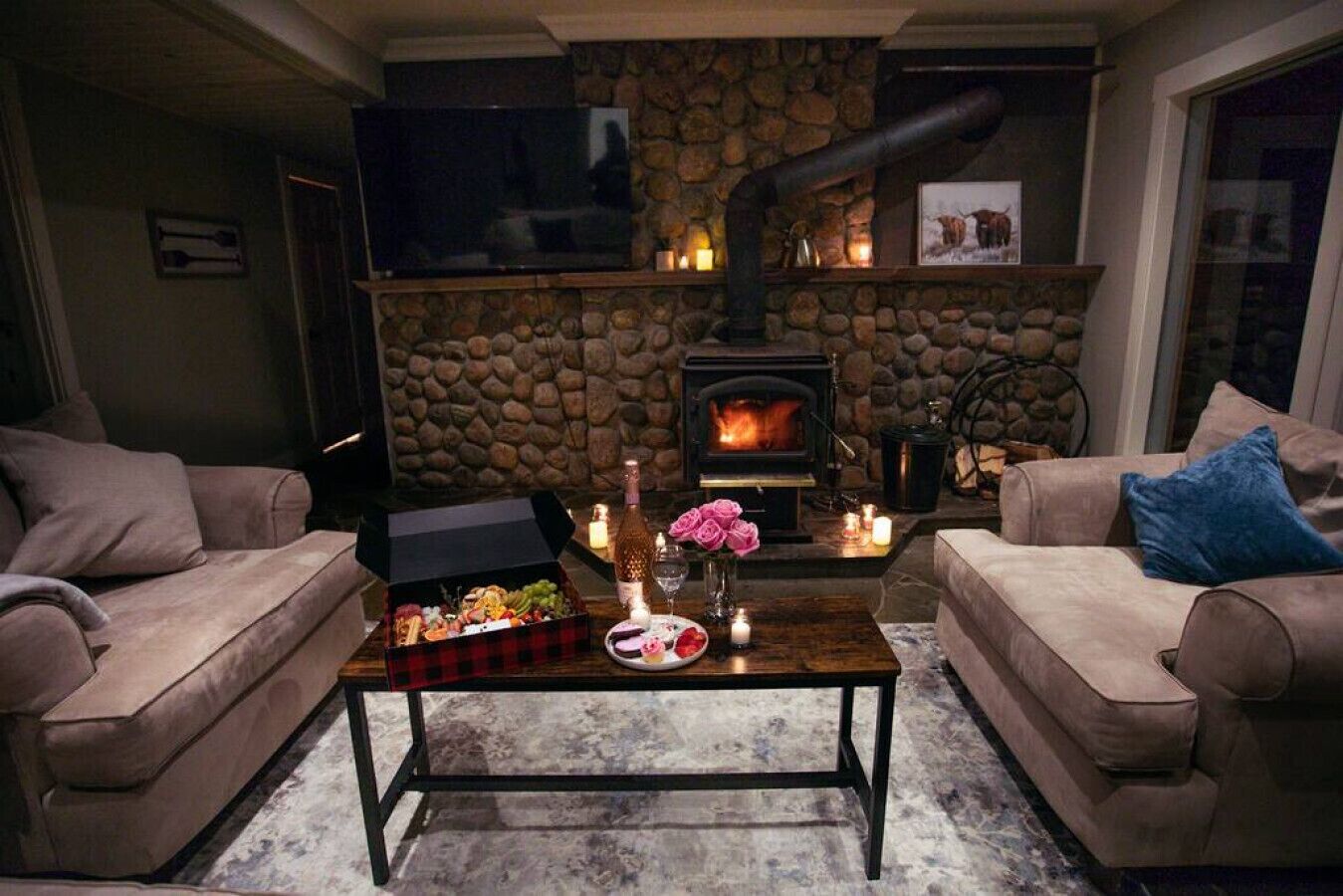 Waterfalls★ Hottub★Sauna★ WIFI ★ FIREPIT ★ Luxury