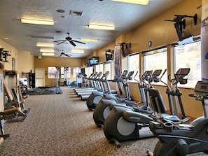 Ein Fitnessstudio mit Laufbändern, Ergometer und Krafttrainingsgeräten.