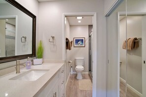 Un baño moderno con dos lavamanos, inodoro y ducha.