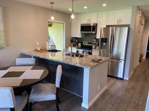 Fridge, microwave, oven, stovetop - Front row of Maui Kamaole. Newly renovated unit wi (Kihei)