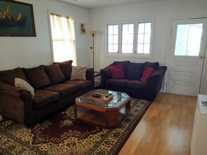 Smart TV - Have a restful vacation on Oneida Lake: full house, yard, and lakefront property (Central Square)