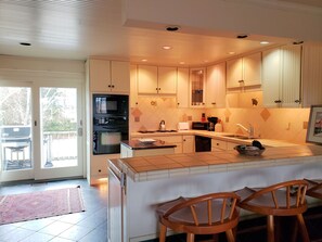 Fridge, microwave, oven, stovetop - Assateague Lookout - Water Front townhome W/view. - Shared Pier, No Linens (Chincoteague)