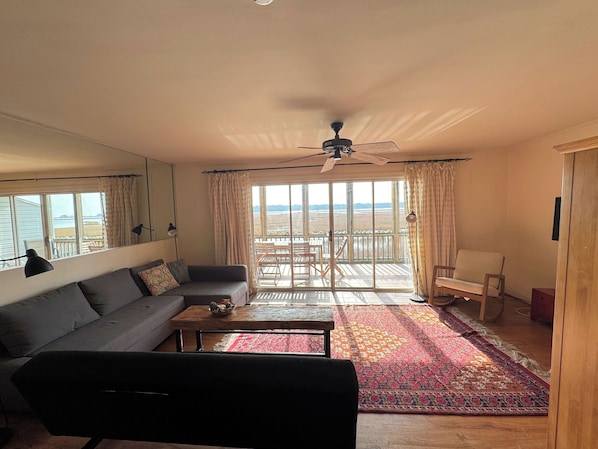 Smart TV, fireplace, DVD player