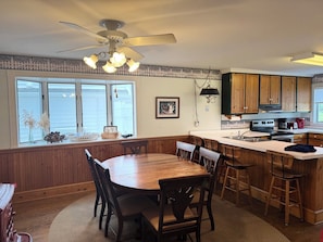 Dining - Miss Agnes - Water Front 3BR home PET FRIENDLY, NO LINENS PROVIDED (Chincoteague)