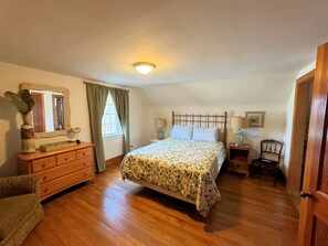 3 bedrooms, WiFi - Poppy's House - 3BR home in center of Town. Large sunporch.NO LINENS PROVIDED (Chincoteague)