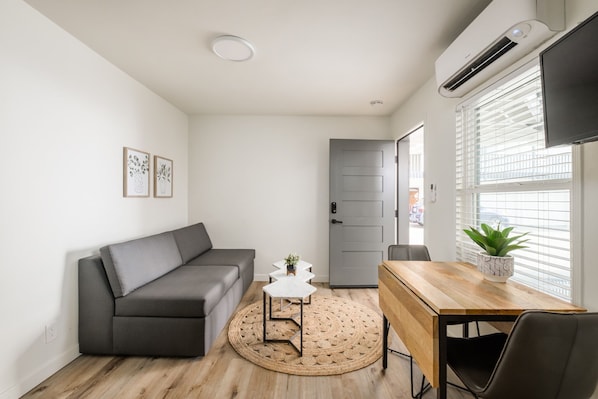 TV - First Floor King Room (103) (Oceanside)