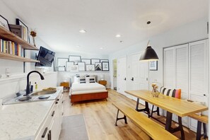 4 bedrooms, iron/ironing board, free Internet, bed sheets