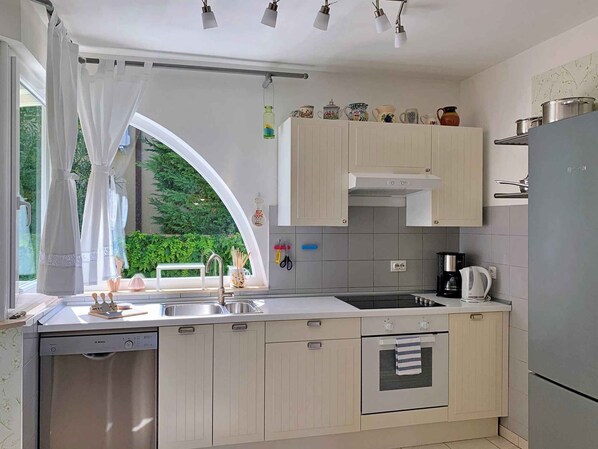 Køleskab, ovn, kogeplade, opvaskemaskine