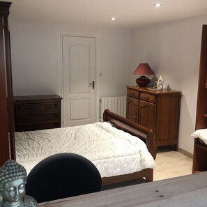 1 غرفة نوم ومكواة/لوح كي وواي فاي وملاءات أسرّة