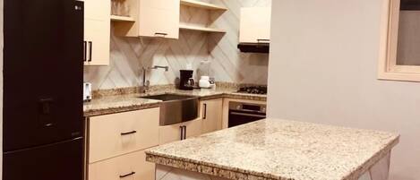 Jääkaappi, uuni, liesi, kahvin-/teenkeitin