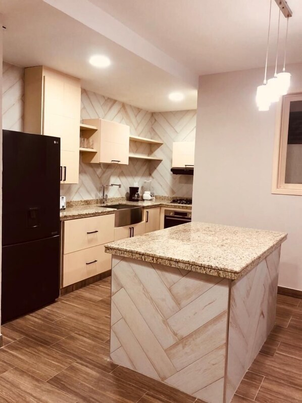 Fridge, oven, stovetop, coffee/tea maker