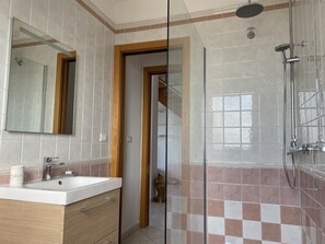 Suihku, hiustenkuivaaja, bidee, pyyhkeet