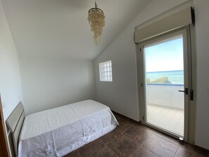 2 makuuhuonetta, silitysrauta/-lauta, ilmainen Wi-Fi, vuodevaatteet