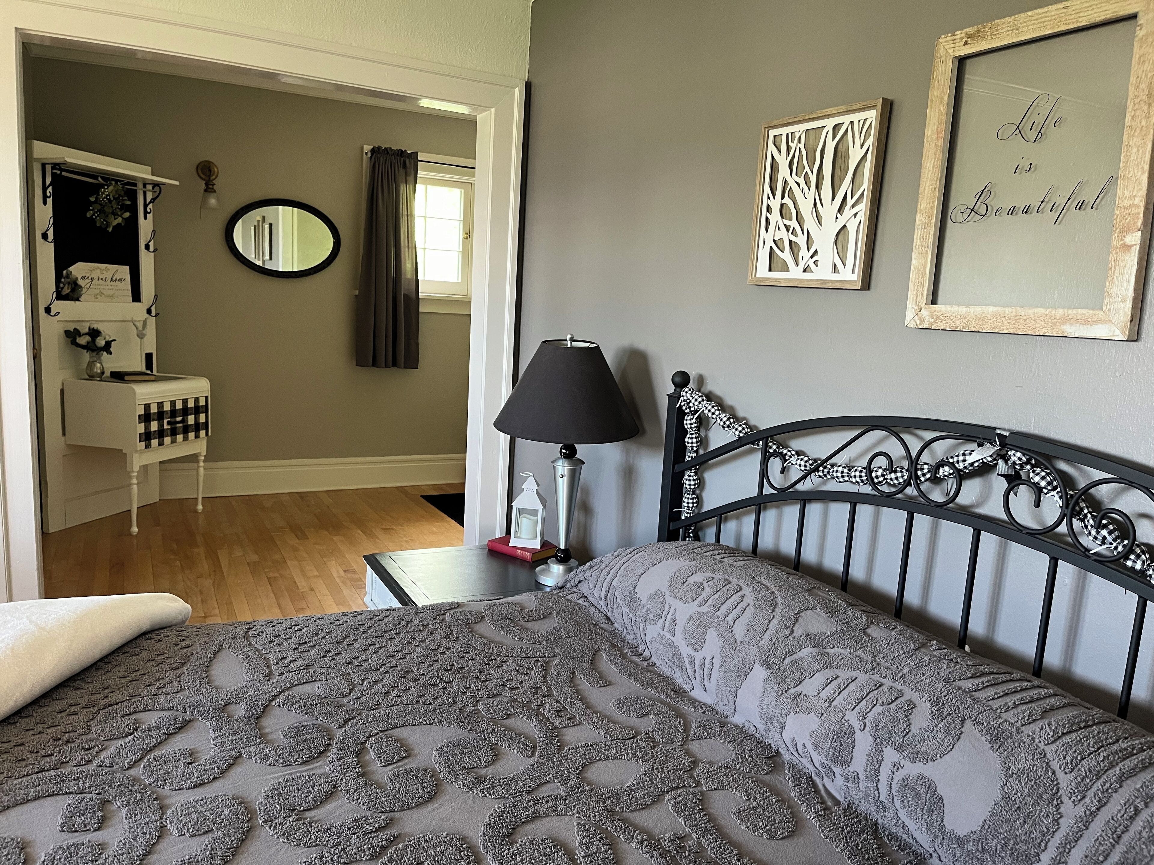 5 makuuhuonetta, työpöytä, silitysrauta/-lauta, vauvan matkasänky