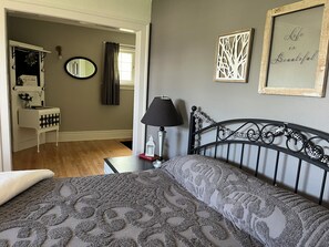 5 chambres, bureau, fer et planche à repasser, lit parapluie