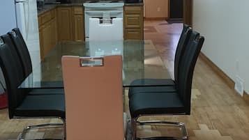 Geladeira, micro-ondas, cooktop, cafeteira/chaleira