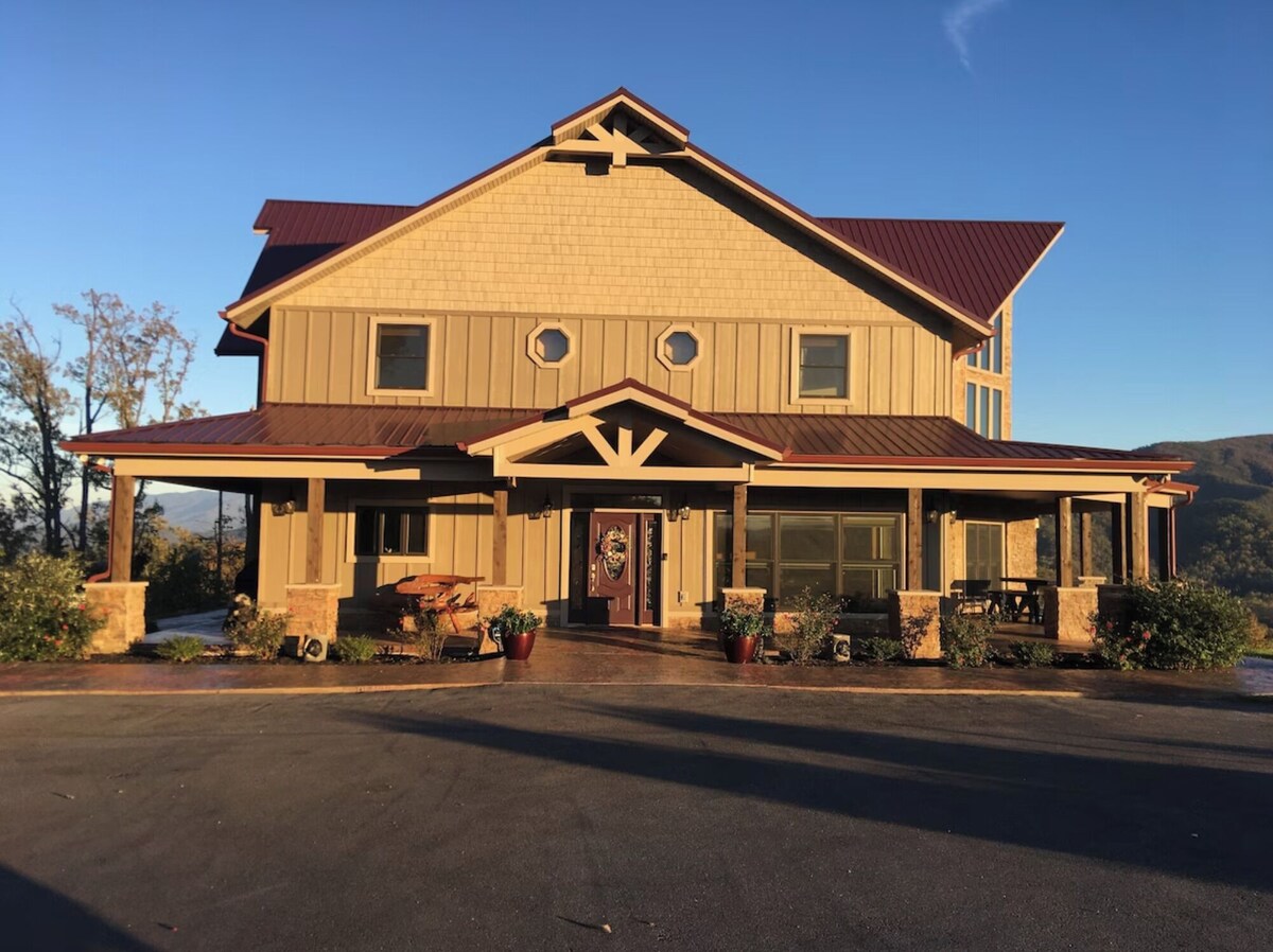 60* Mountain Top Views! Gated, Private, Home Theatre, Pinball!