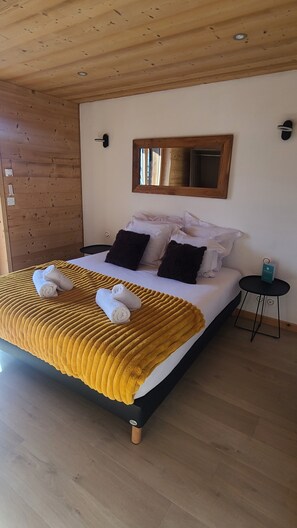 6 bedrooms, travel crib, free WiFi, bed sheets