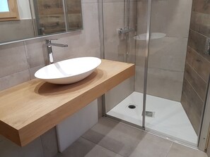 Tina, secadora de cabello, toallas, papel de baño 