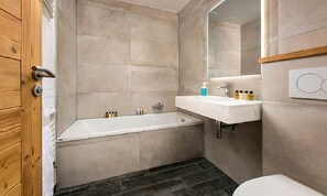 Bañera, secador de pelo, toallas, papel higiénico
