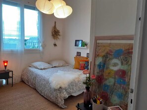 2 slaapkamers, een strijkplank/strijkijzer, babybedden, gratis wifi