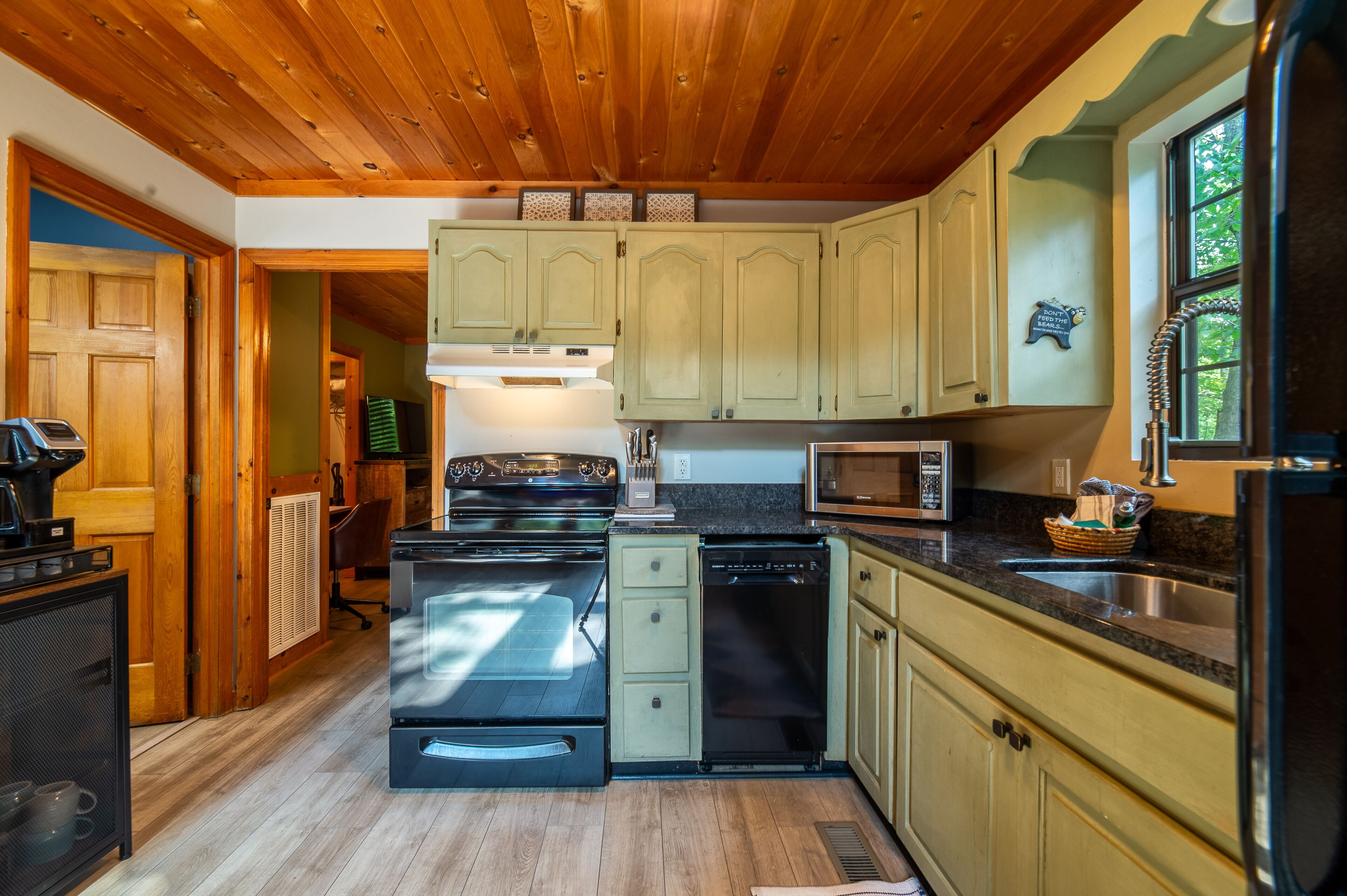 Family & Pet Friendly hideaway cabin in the Smokies! 2 bed, 2 bath