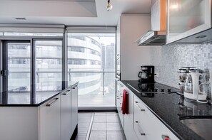 Kylskåp, mikrovågsugn, ugn och spishäll