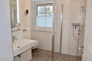 Dusche, Haartrockner, Handtücher, Seife