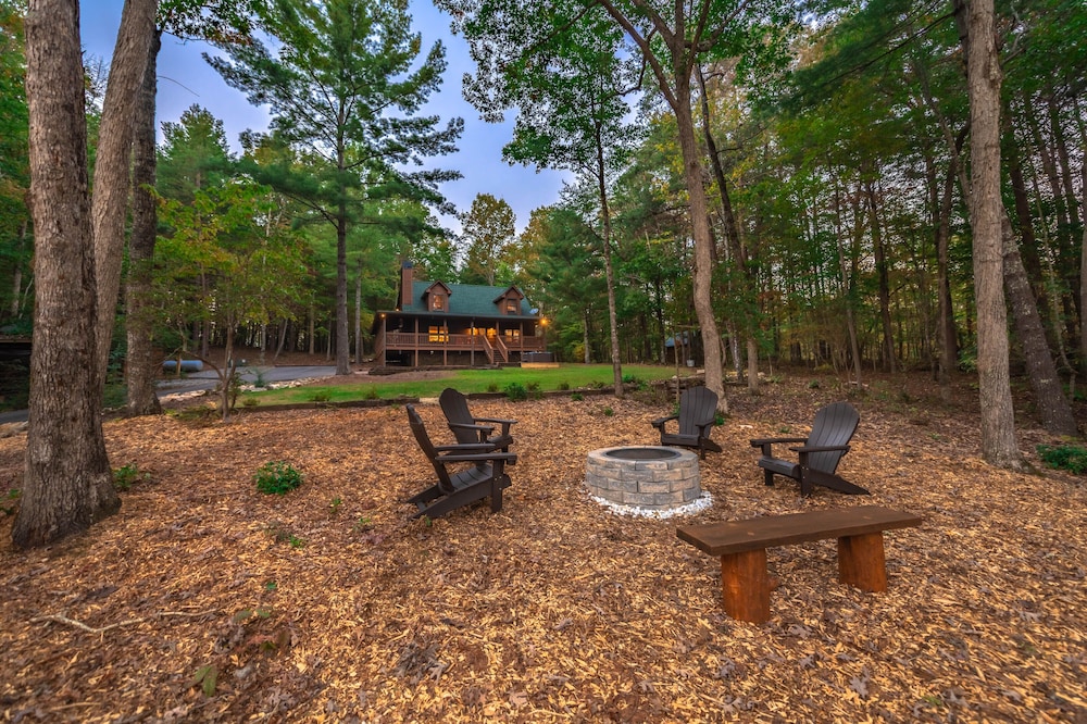 Mountain View Cabin, 6 Acres with Hot Tub & Fire Pit