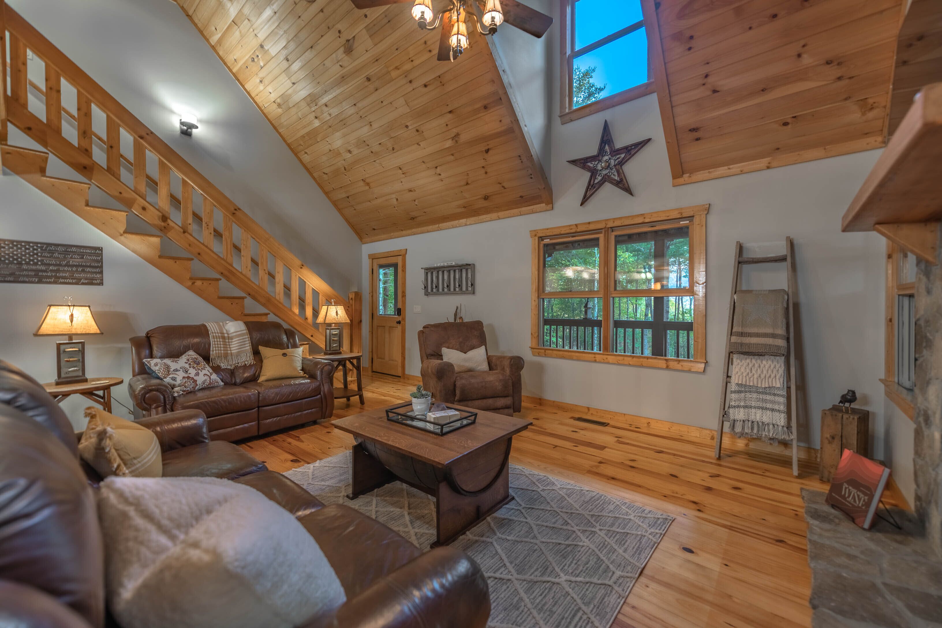 Mountain View Cabin, 6 Acres with Hot Tub & Fire Pit