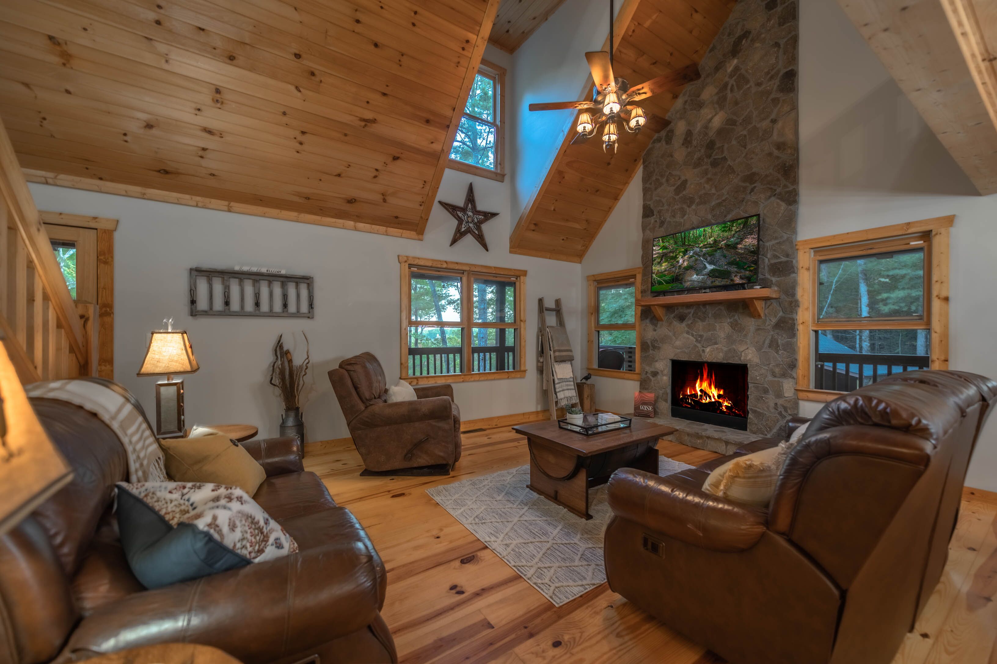Mountain View Cabin, 6 Acres with Hot Tub & Fire Pit